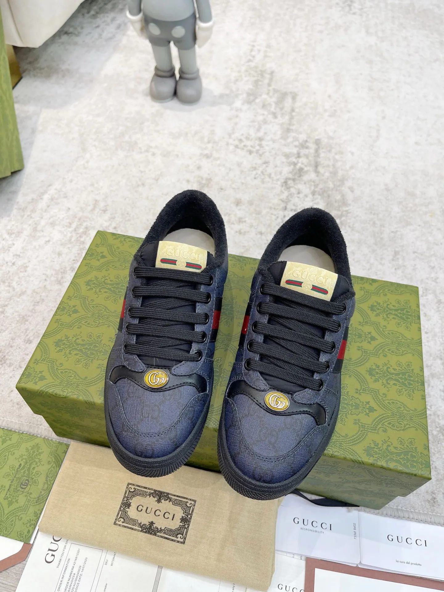 Ex-factory price: 540💰 GUCCI Gucci's newly upgraded back cover lining, top-notch old dirty shoes, classic casual sports shoes for couples, retro sneakers and old G family dirty shoes, updated at the counter simultaneously! ①The shoe upper has the same water-based edge coating process as the original version⚠️The ordinary oil edges on the market have a strong glue feel and are easy to fall off! Grade A first-layer nubuck leather (with pores)/matching computer embroidered double G cloth, high-density terry velvet lining. ② A PVC transparent small round mark sealing line is added to the details of the midsole. The mold is opened six times and the jewelry craftsmanship is used to customize the two-color double G buckle, striving to be the same as the original version. A pair of buttons is more than three times more expensive than ordinary buckles on the market. ③An old two-color washable label, the chip is placed on the outer waist of the right foot, the entire shoe is completely hollowed out with rubber technology, TUP material (rubber to distinguish the market) with the latest green packaging from the counter, 3D printed handbag, and a pair of shoelaces. There is no pressure when entering and exiting the counter. You can buy a 1:1 accurate replica of the original version and modify and upgrade it repeatedly. The details are perfectly restored, the materials are all customized, and they are truly top-notch. Please look at the details clearly to identify the quality. Upper: First-layer frosted cowhide/embroidered double G cloth. Lining: original high-density velvet lining. Foot pads: original pearlescent sheepskin. Outsole: private molded vacuum TPU material. Packaging: original top-grade full set packaging at the counter. Shoe size: women's size 35-40, men's size 39-44 (men's size 38, 45🉑️customized, non-returnable)